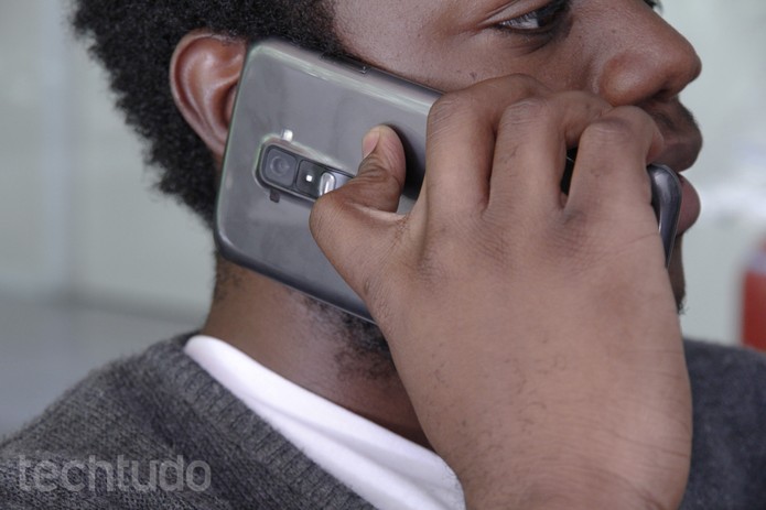 Homem arrumado-telefone (Foto: Luciana Maline/TechTudo)