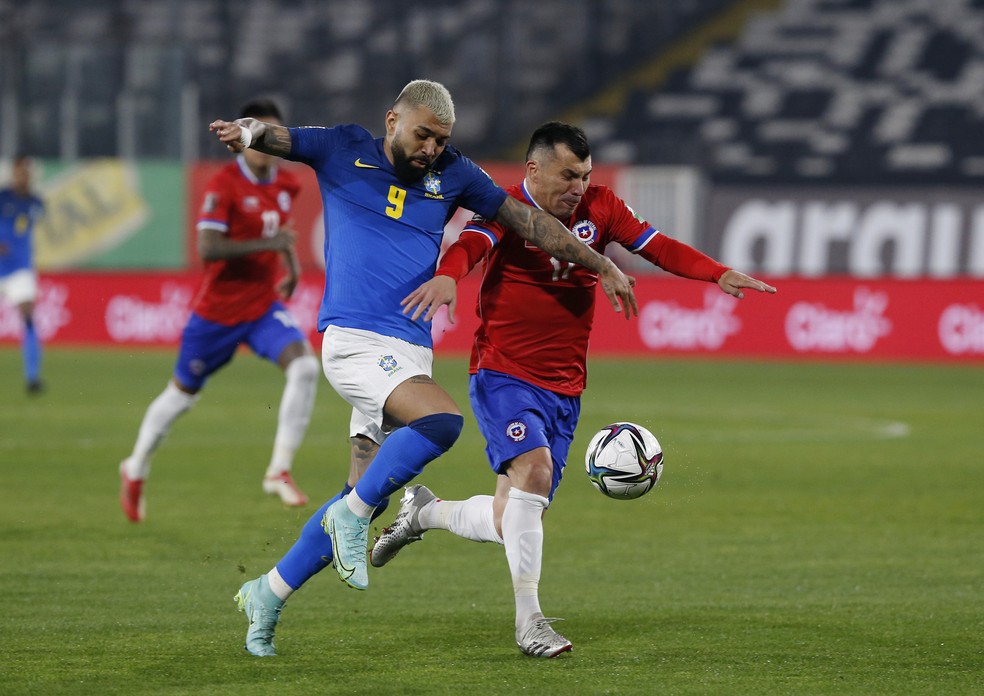 Gabigol e Medel em Chile x Brasil — Foto: REUTERS/Claudio Reyes
