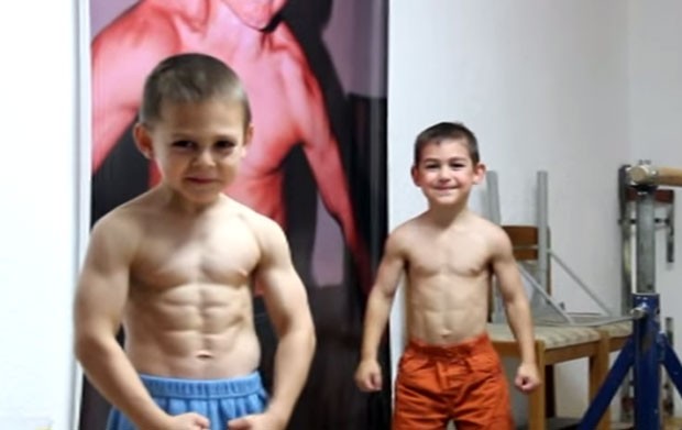 Irmãos Giuliano e Claudio Stroe aparecem em vídeo exibindo seus músculos na Romênia (Foto: Reprodução/YouTube/GiulianoStroeOfficial)