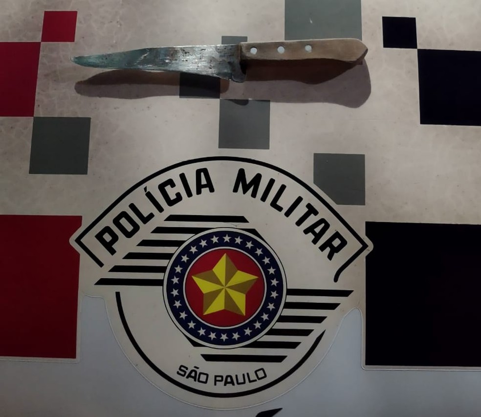 Faca usada no crime foi apreendida pela Polícia Militar de Barbosa  — Foto: Arquivo Pessoal 