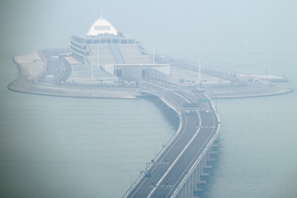 Ponte Hong Kong-Zhuhai-Macau em frente à Ilha Artificial Oriental em Hong Kong  — Foto: Anthony Wallace / AFP