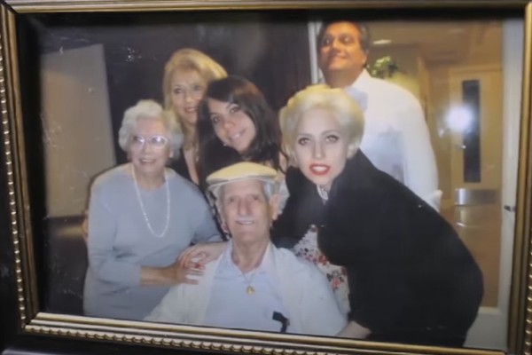 Lady Gaga ao lado dos avós, dos pais e da irmã, a estilista Natali Germanotta (Foto: Reprodução)