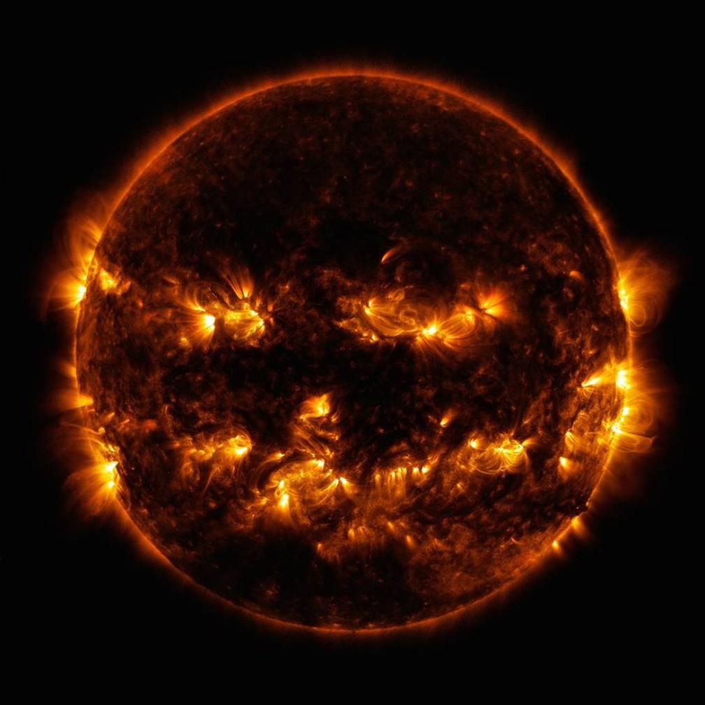 Foto do Sol, publicada pela Nasa em suas redes sociais, parece uma abóbora de Halloween — Foto: Divulgação/Nasa
