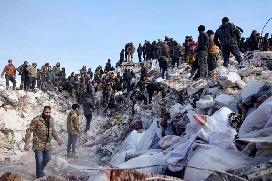 Operação de resgate em meio a destroços na província síria controlada por rebeldes de Idlib