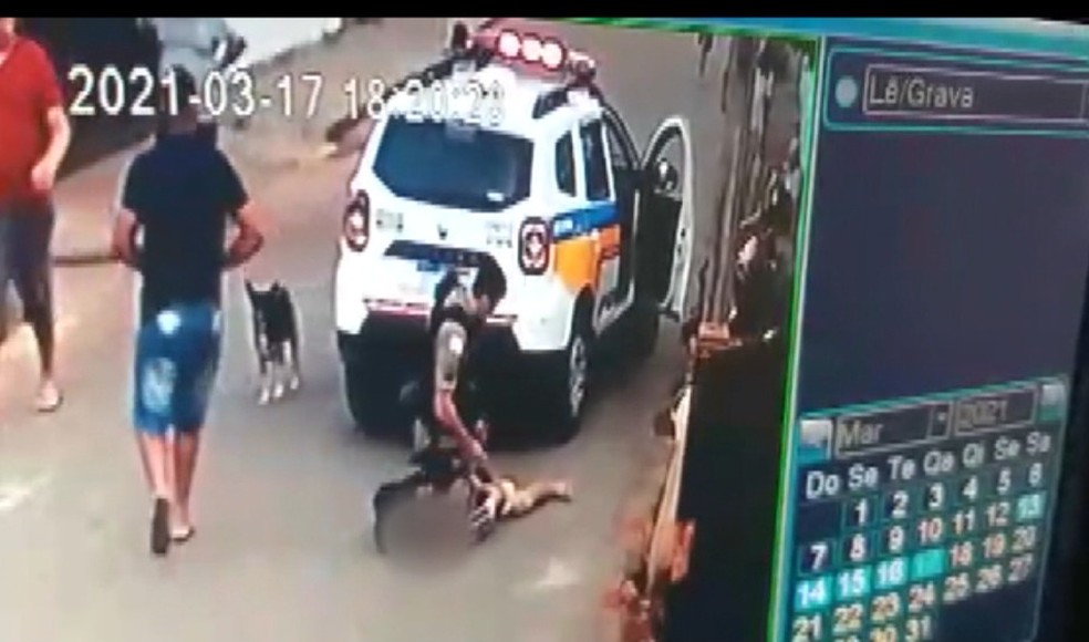 Câmera de segurança flagra policiais agredindo homem durante abordagem em Conceição dos Ouros (MG) — Foto: Reprodução/EPTV