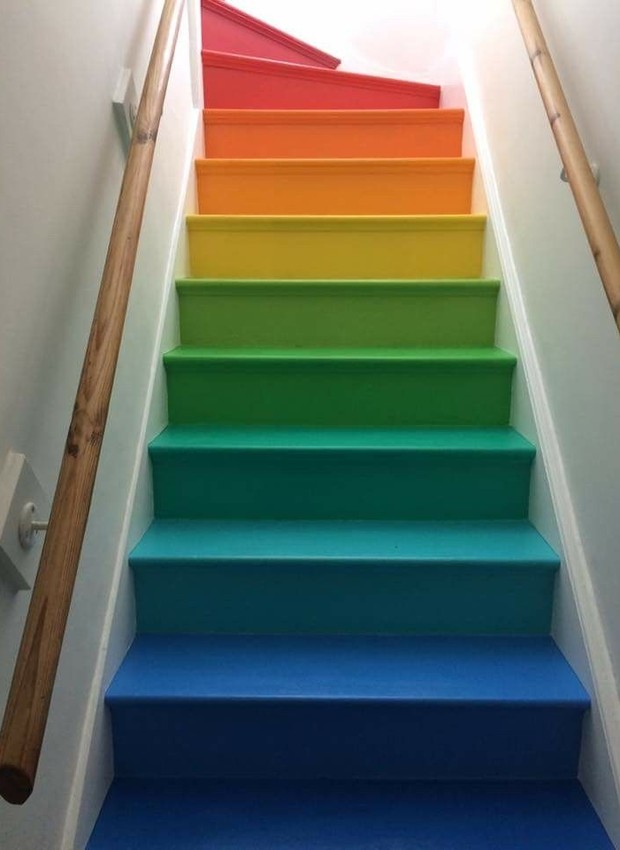 Degraus coloridos transforam a escada em um arco-íris (Foto: Reprodução/Pinterest)