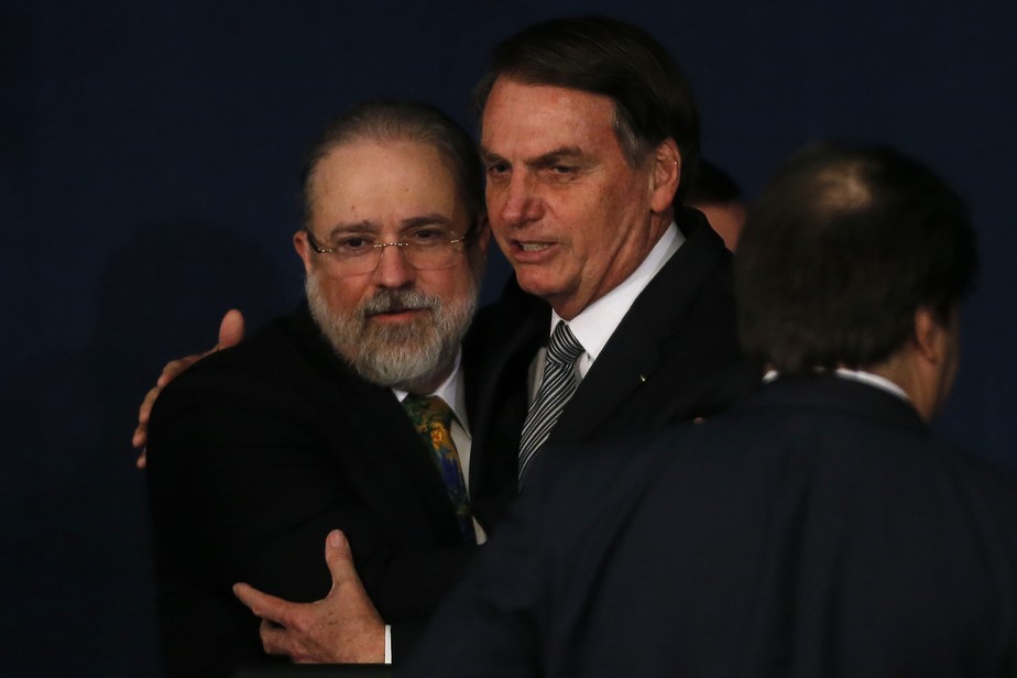 Afago. Bolsonaro abraça Augusto Aras durante a primeira posse na PGR, em 2019; alvo de críticas por uma suposta blindagem ao ex-presidente, ele foi reconduzido ao cargo dois anos depois