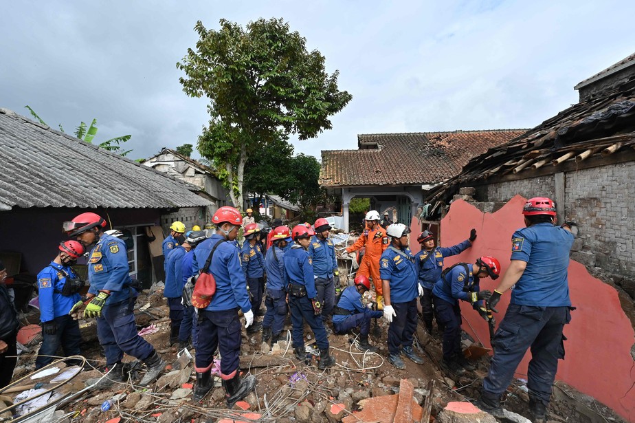 Bombeiros e voluntários buscam vítimas do terromoto em Java, na Indonésia