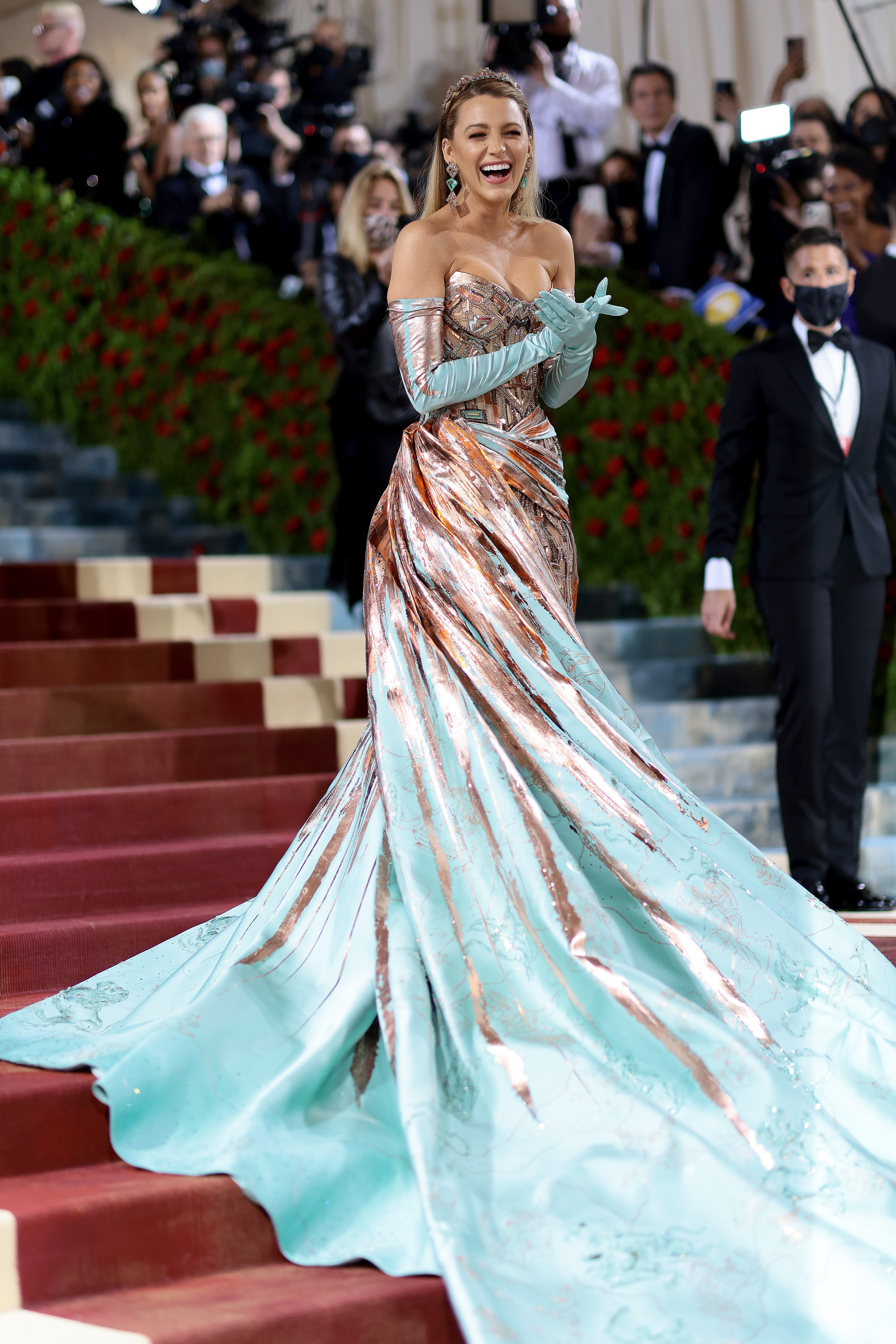 Blake Lively surpreende com vestido multicolor no Met Gala  (Foto: Getty Images)