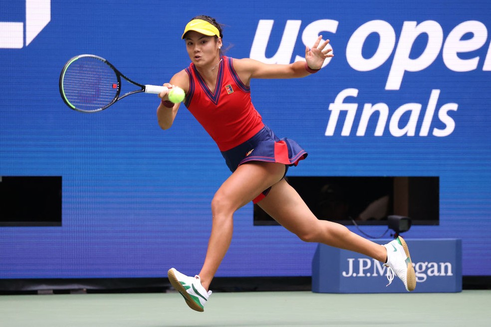 Emma Raducanu disputa ponto na final do US Open — Foto: Al Bello/Getty Images