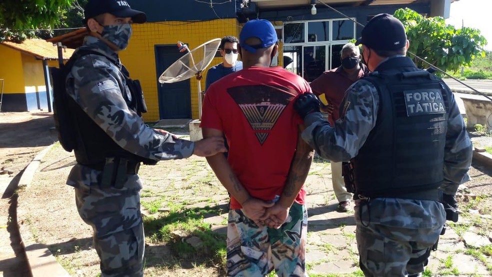 Homem foi preso dentro de ônibus na BR-343 em Parnaíba, no litoral do Piauí — Foto: Divulgação/PRF