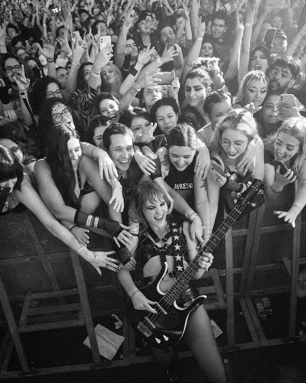 Baixista Victoria De Angelis faz a alegria dos fãs durante show da Maneskin em São Paulo — Foto: Reprodução/Instagram