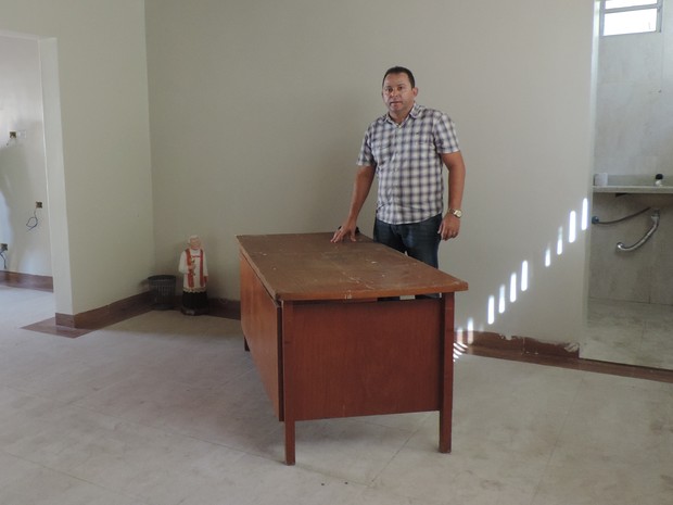 Prefeito encontrou gabinete sem móveis em Inajá, Sertão de PE (Foto: Robson Cordeiro/Assessoria da Prefeitura de Inajá)