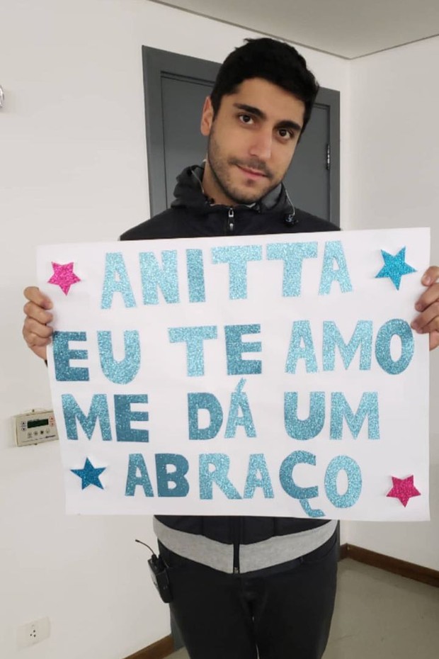 Thiago Magalhães faz cartaz de fã fofo para Anitta (Foto: Reprodução/Instagram)