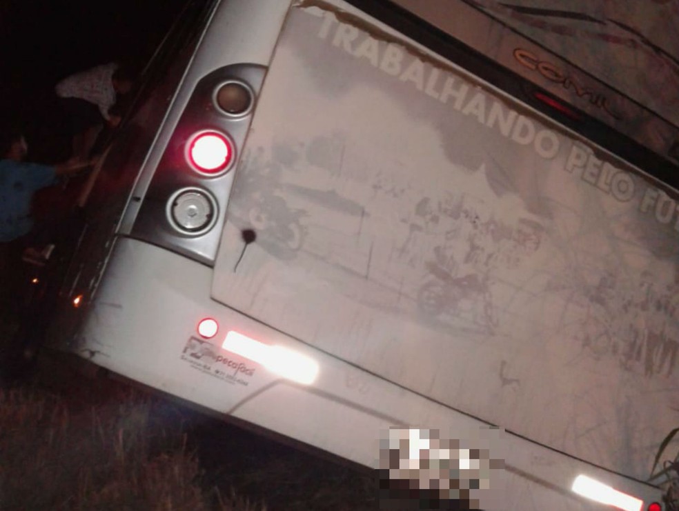 Veículo quase capotou após cair em ribanceira (Foto: Arquivo pessoal)