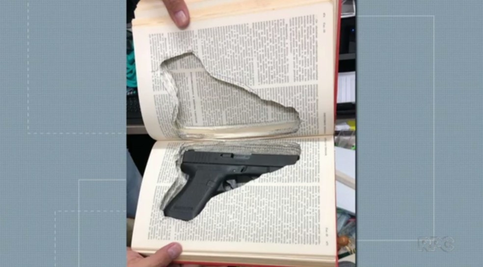 Arma foi encontrada dentro de livro em clínica psiquiátrica de Londrina — Foto: Reprodução/RPC