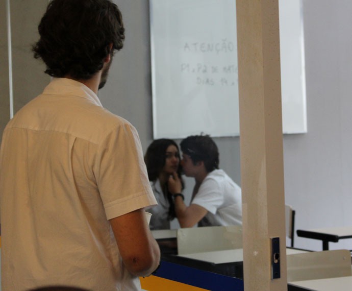 Luciana olha pra Luan que observa Ludrigo (Foto: Thais Dias/Gshow)