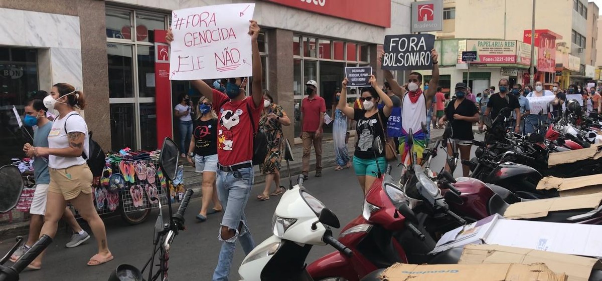 Manifestantes fazem protesto contra o presidente Jair Bolsonaro em Montes Claros