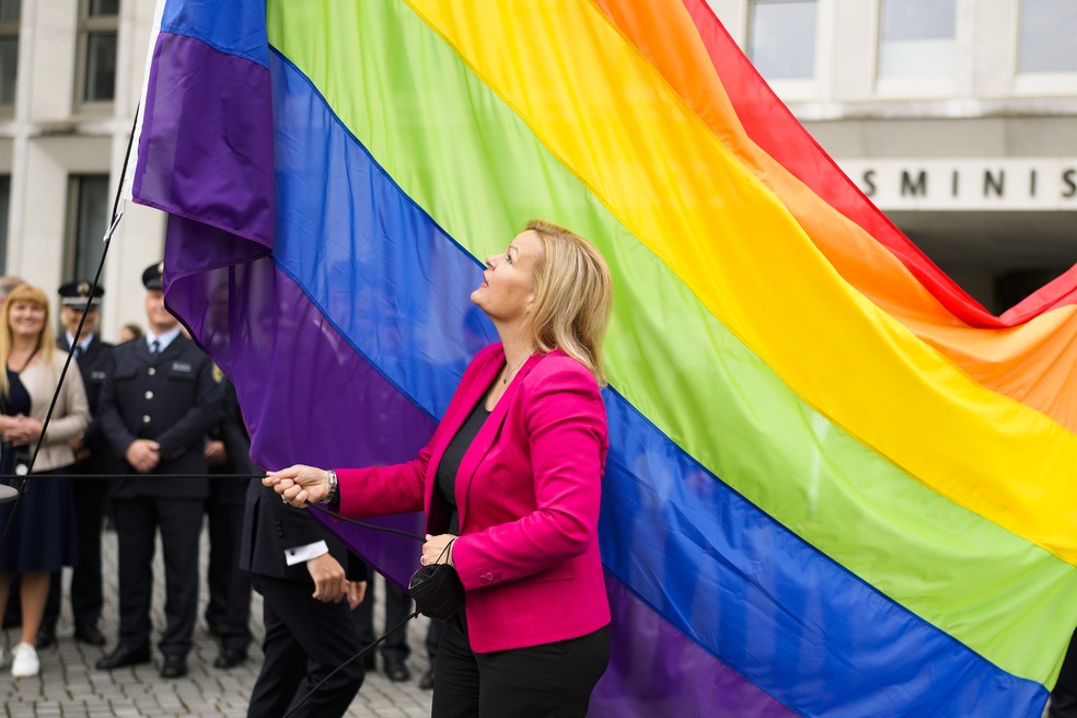 A ministra do interior da Alemanha, Nancy Faeser, levanta a bandeira do arco-íris pela primeira vez no Ministério do Interior da Alemanha em Berlim — Foto: Markus Schreiber/AP