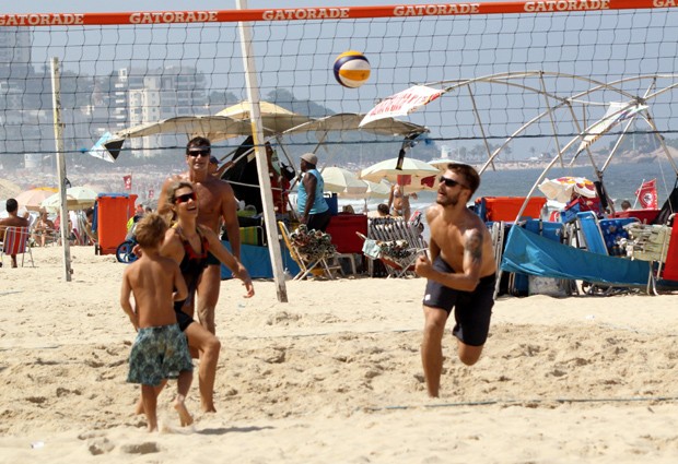 Rodrigo Hilbert e fernanda lima jogaram vôlei com o  filho (Foto: J.Humberto \ AgNews)