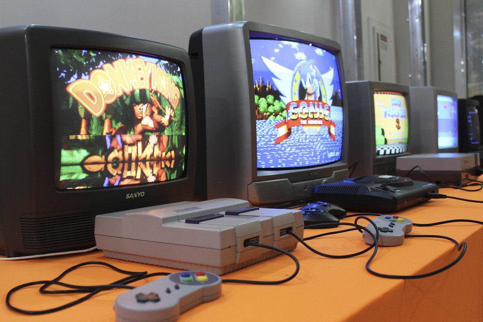 Visitantes podem jogar em consoles que marcaram as décadas de 80 e 90 em exposição no Shopping Poços de Caldas — Foto: Divulgação/Shopping Poços de Caldas