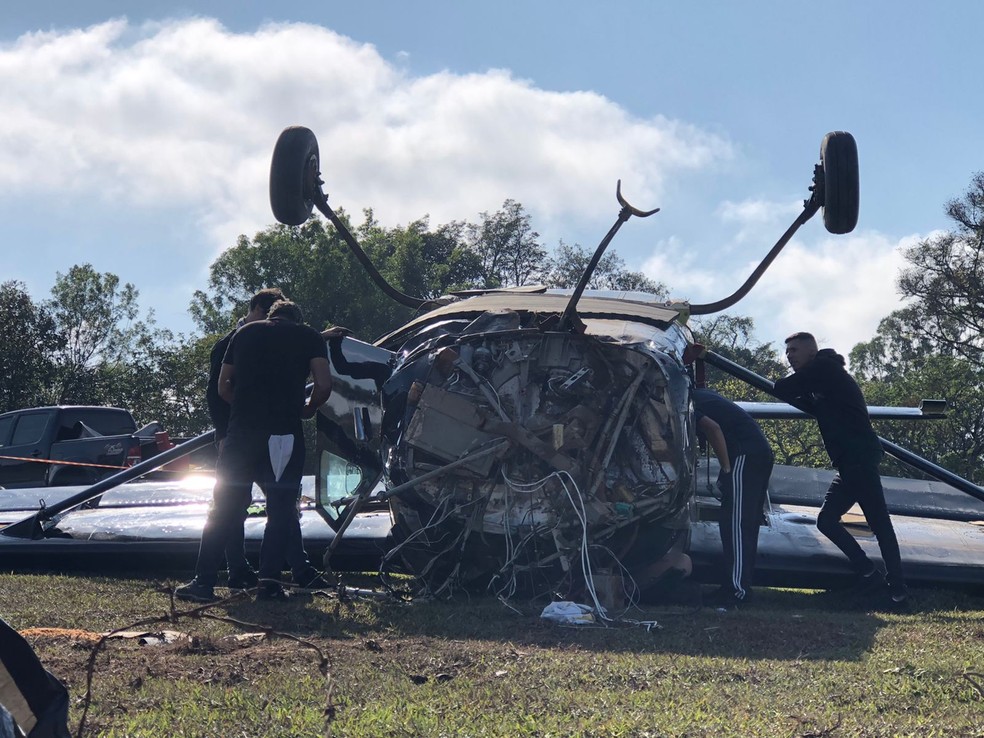Motor da aeronave que fez pouso forçado em Boituva foi retirado pelo Cenipa — Foto: Jorge Talmon/TV TEM
