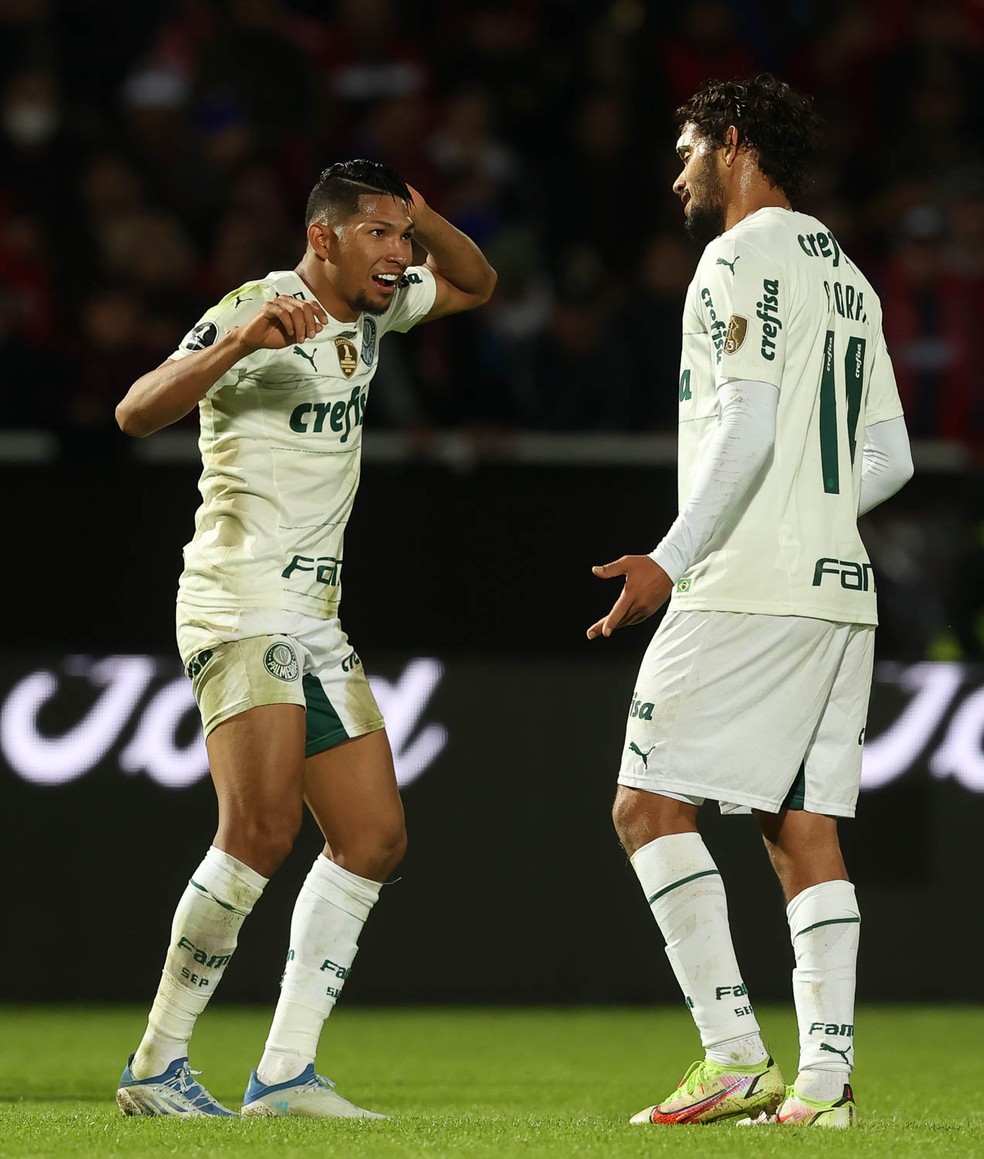 Rony e Gustavo Scarpa comemoram gol do Palmeiras contra o Cerro — Foto: Cesar Greco 