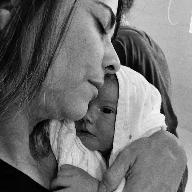 Mãe de Chay dá banho em José, caçula do ator com Laura Neiva (Foto: Reprodução/Instagram)