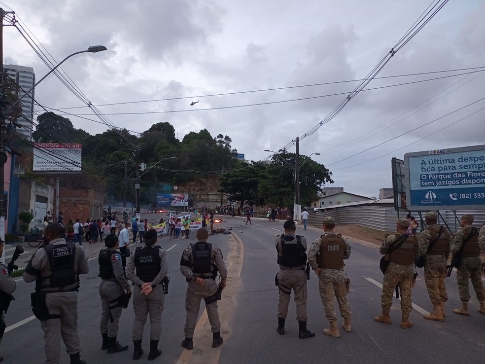Diversas equipes da Polícia Militar foram enviadas para a Ladeira Geraldo Melo, em Maceió, onde familiares de jovens mortos protestam contra ação da PM — Foto: Jamerson Soares/g1