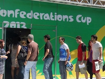 Longa fila marca 1º dia de retirada de bilhetes da Copa das Confederações no Recife (Foto: Foto: Daniel Gomes)