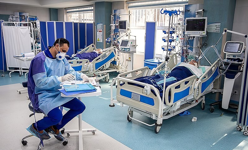 A Covid-19 é menos mortal do que se pensava, mas não é "só uma gripezinha". Pacientes com o novo coronavírus no Hospital Imam Khomeini em Teerã, no Irã (Foto: Mohsen Atayi/Wikimedia Commons)