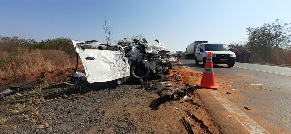 Carro ficou destruído com o impacto da batida — Foto: Fábio Alexsandro/Inter TV