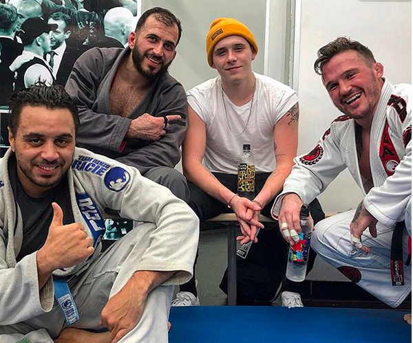 O jovem Brooklyn Beckham com seus colegas de treino de jiu-jitsu (Foto: Instagram)