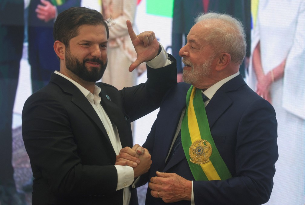 Lula cumprimenta o presidente do Chile, Gabriel Boric — Foto: REUTERS/Ricardo Moraes