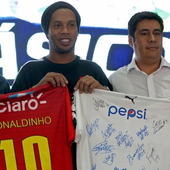 Ronaldinho Gaúcho  Selvin Ponciano e Cristián Cáceres na Guatemala (Foto: EFE)
