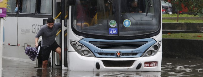 Ônibus enguiça na Estrada Grajaú-Jacarepaguá e passageiros são obrigados a desembarcar — Foto: Fabiano Rocha / Agência O Globo
