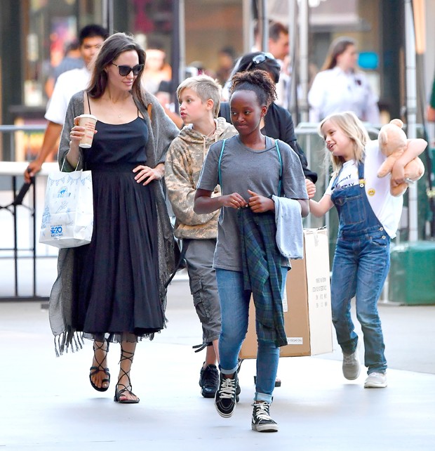 Angelina Jolie com as filhas Zahara, Shiloh e Vivianne (Foto: The Grosby Group)