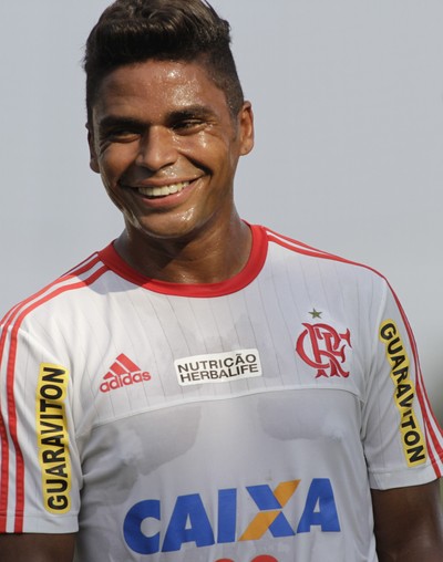 Almir pode sorrir, pois voltou a ter oportunidades no Flamengo (Foto: Gilvan de Souza/Fla Imagem)
