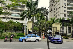 Rayanne Morais saindo de escolta (Foto: Roberto Teixeira / EGO)