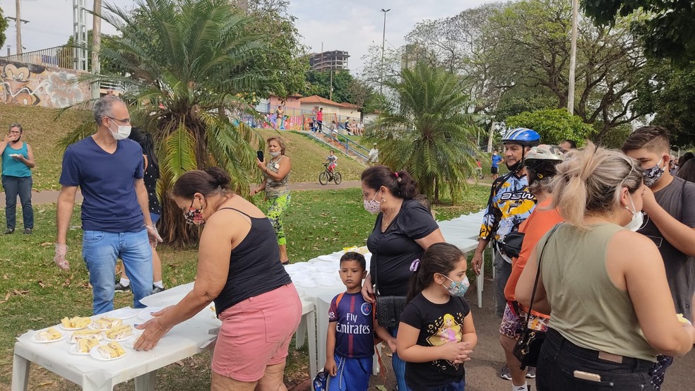 Bolo de 104 metros é servido aos moradores de Presidente Prudente — Foto: Aline Costa/G1