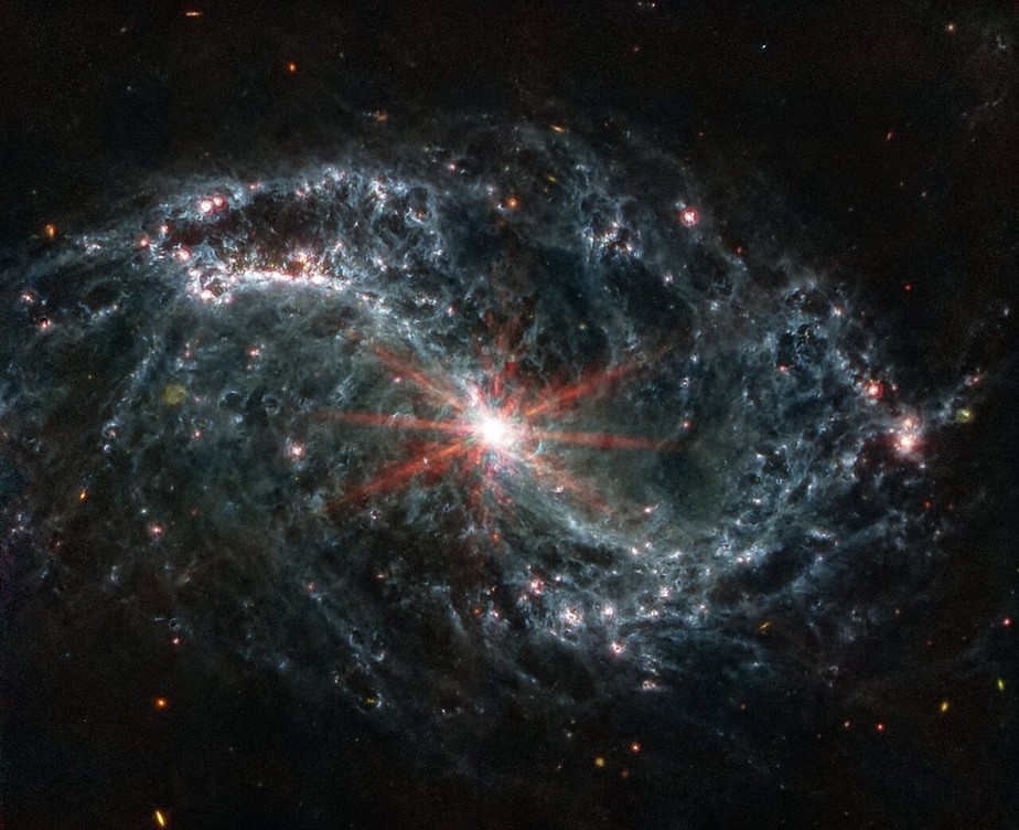 Os braços espirais da galáxia NGC 7496 vistos pelo James Webb