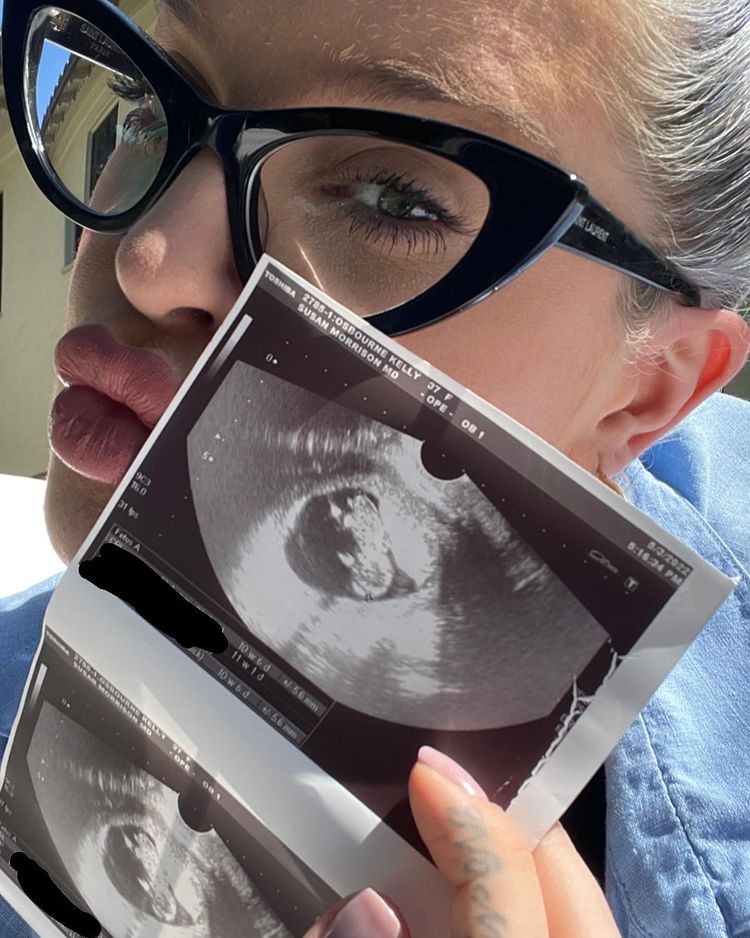 Kelly Osbourne anunciou sua primeira gravidez em maio de 2022 (Foto: Reprodução / Instagram)