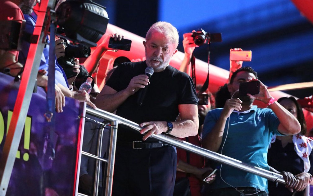 Lula discursa na Praça da República (Foto: Celso Tavares/G1)