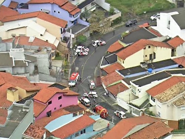 Viaturas da PM fecharam a rua e deixaram os bandidos cercados (Foto: Reprodução/TV Globo)
