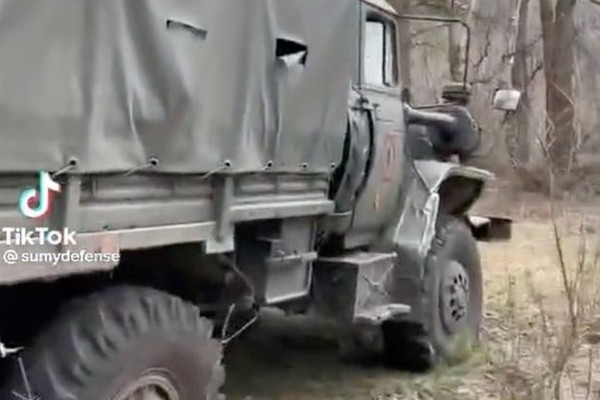 O caminhão militar russo entregue pelo fazendeiro idoso ucraniano para os soldados de seu país (Foto: Reprodução)