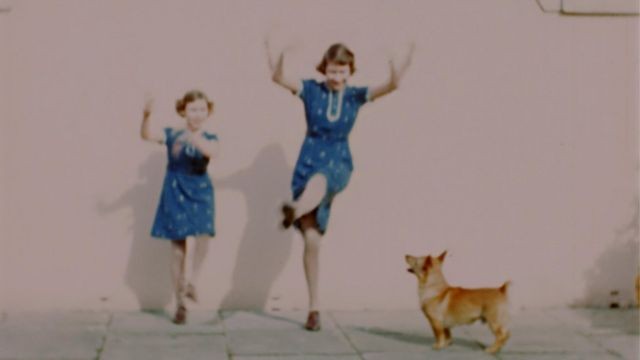 Margaret e sua irmã mais velha, Elizabeth, são vistas brincando em vestidos que combinam (Foto: BBC News)