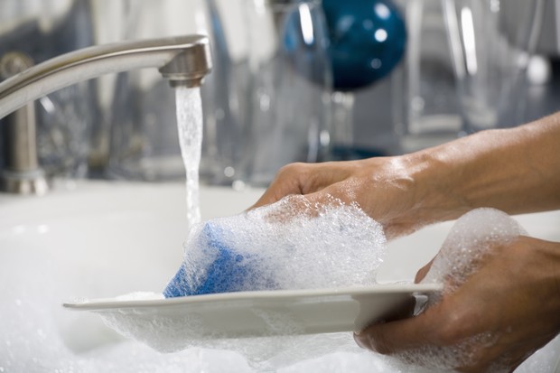 Saiba como higienizar a esponja de lavar louça e o momento de trocá-la (Foto: Getty Images)