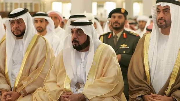 Xeque Khalifa (ao centro) governou Emirados Árabes Unidos entre 2004 e 2022 (Foto: GETTY IMAGES via BBC)
