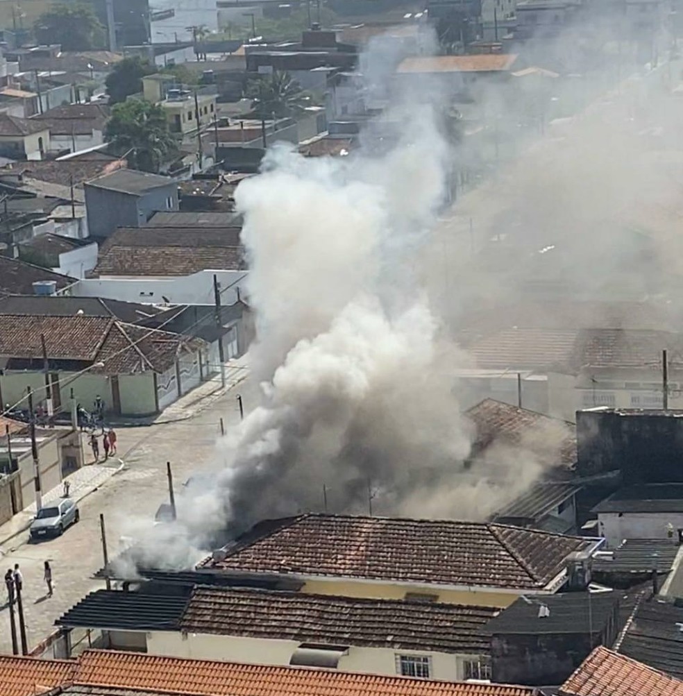 Inc&ecirc;ndio atingiu casa e criou coluna de fuma&ccedil;a no bairro Guilhermina, em Praia Grande, SP &mdash; Foto: Reprodu&ccedil;&atilde;o/Praia Grande Mil Grau