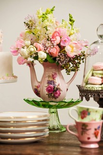 Crie um arranjo para uma festa de casamento ou aniversário com um bule de café vintage. Misture diferentes tipos de flores – as artificiais também valem – para dar volume ao enfeite
